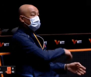 篮球运动中的裁判手势艺术，以双手拍球裁判手势图为中心的探讨 篮球双手拍球裁判手势图